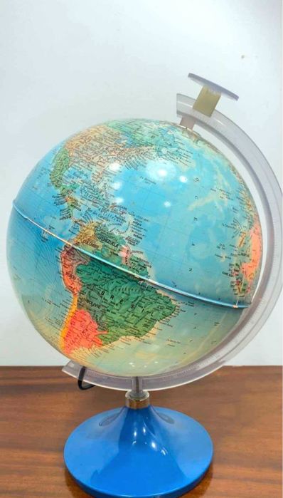 Globo terreste iluminado, italiano.