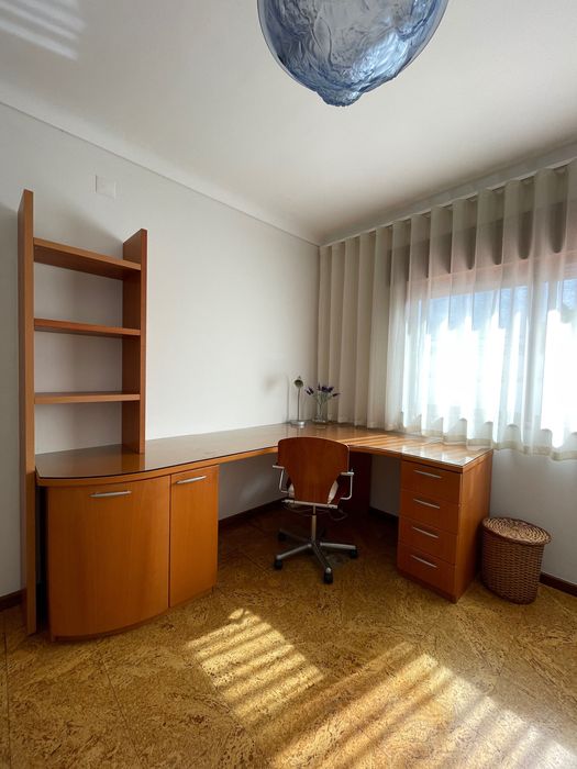 Secretária + Estante + Cadeira c/rodas