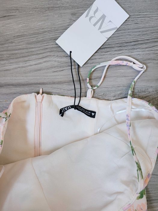 Zwiewna rozkloszowana sukienka Zara pastelowa kwiaty boho gorsetowa