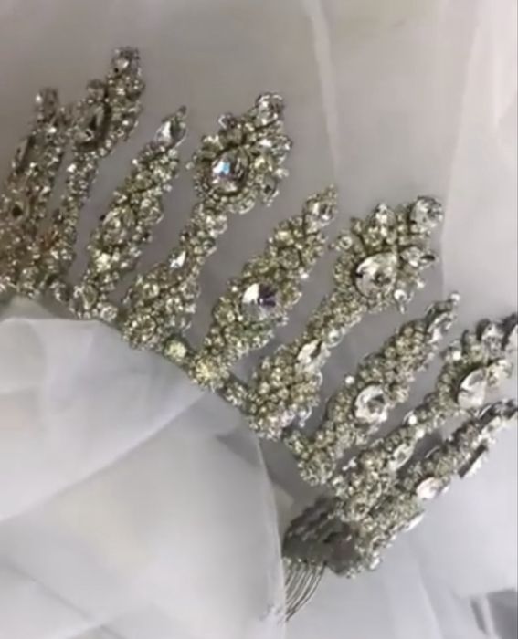 Продам КОРОНУ ручной работы из камней Сваровски