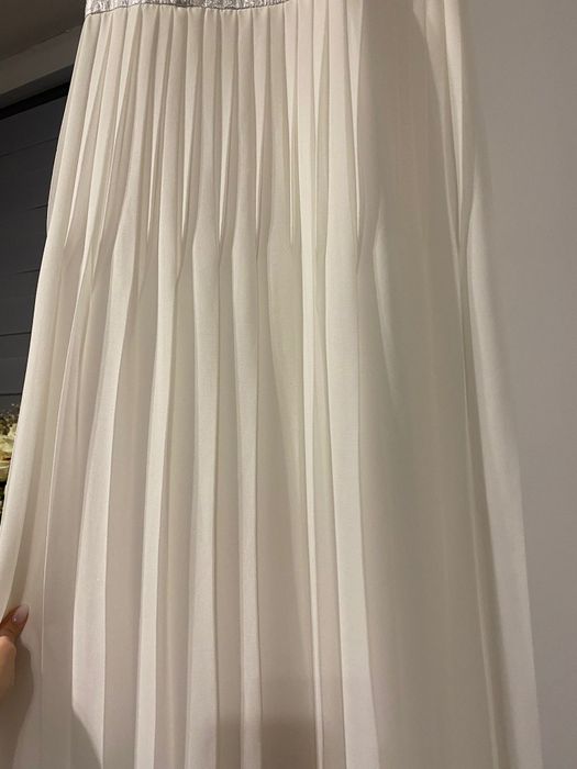 Biała długa sukienka