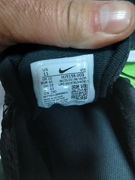 чоловічі бігові кросівки Nike Revolution 8 Black (артикул HJ9198-003).
