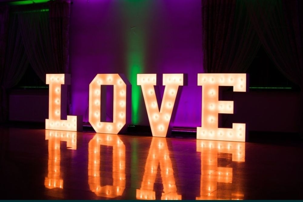 Napis LOVE ze ściemniaczem