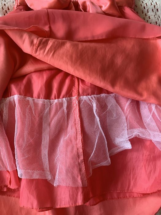 Piękna różowa sukienka dziewczęca