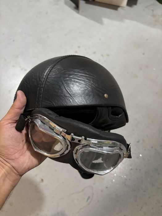 Capacete de mota com oculos