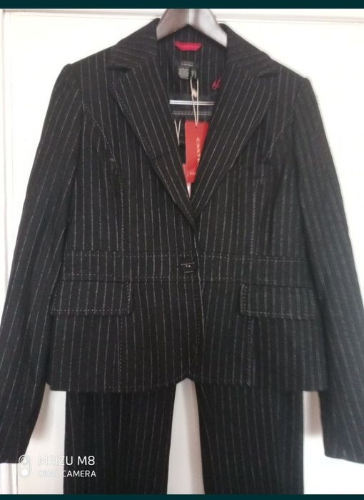 Сучасний класичний брючний костюм.