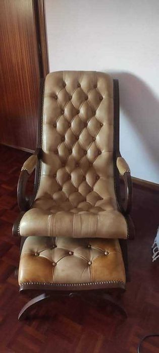 Cadeira de baloiço com respetivo banco, em pele.
