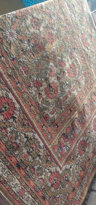 Красивый добротный шерстяной ковер