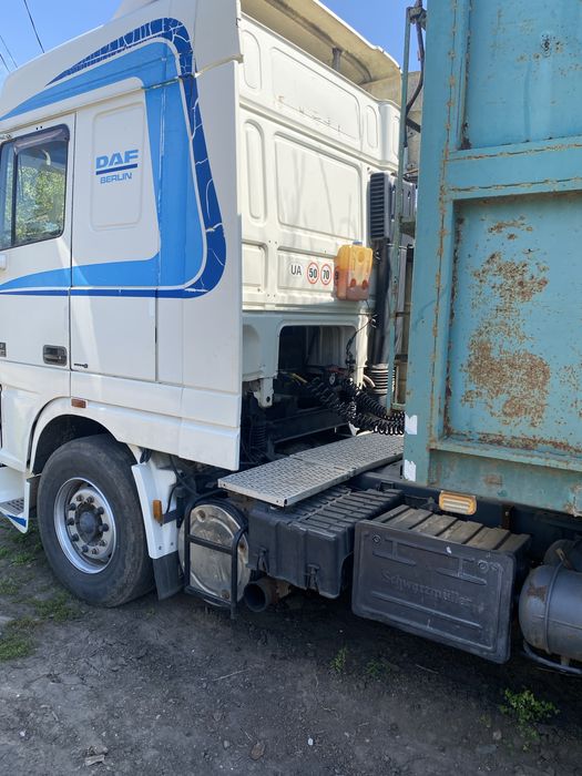 Тягач з напівпричепом зерновозом