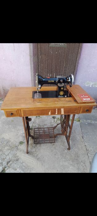 Máquina de costura antiga castanha