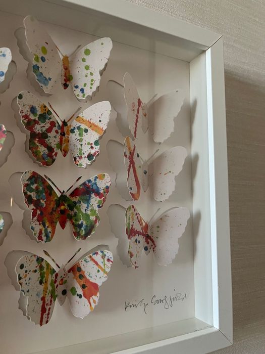 Moldura IKEA com borboletas coloridas tridimensionais