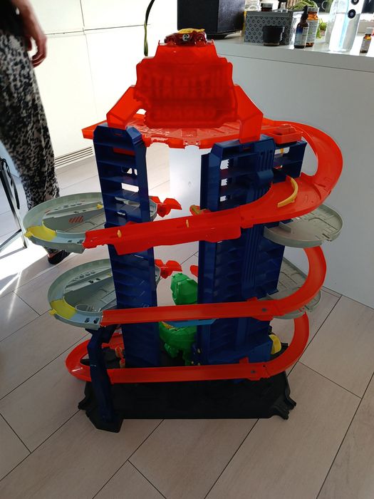 Hot Wheels City Mega Garaż T-Rexa (lub Ultimate Garage)