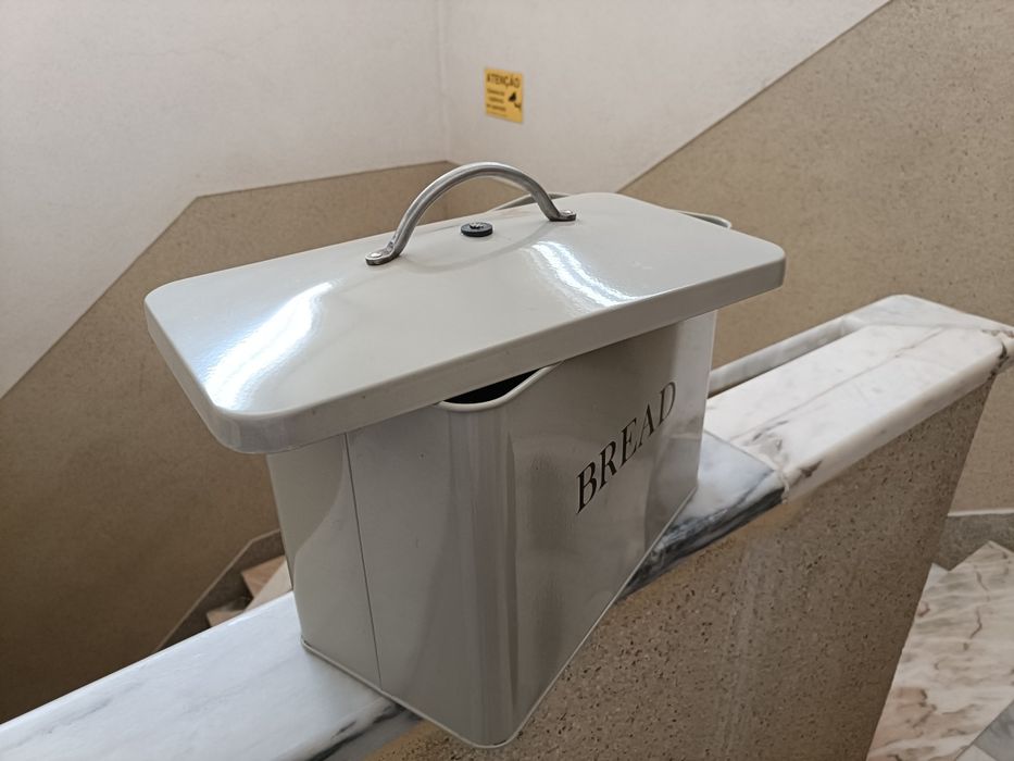 Caixa lata com tampa pão