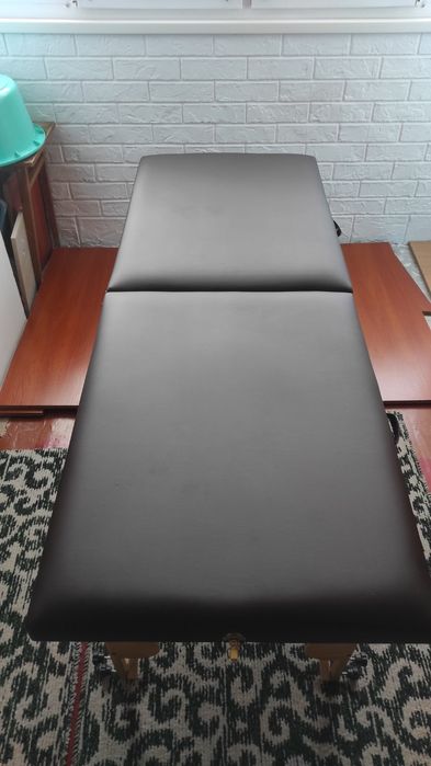 Кушетка кож-зам, деревянная в отличном состоянии