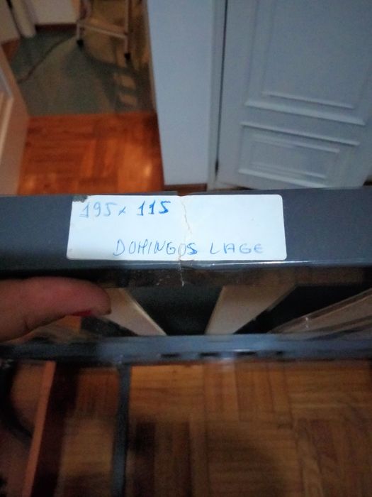 Cama de madeira com estrado