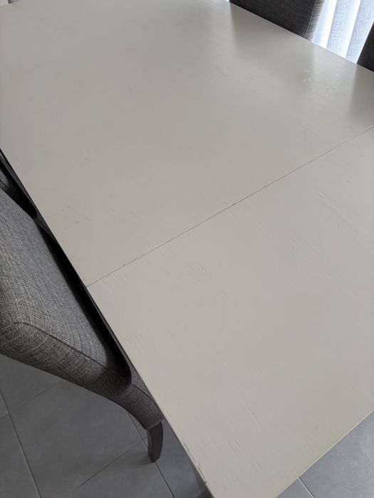 Mesa extensível em madeira maciça + 4 cadeiras estofadas
