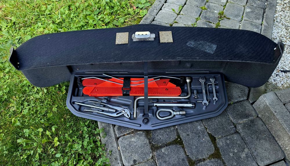 BMW E39 skrzynka narzędziowa zestaw narzędzi lewarek trójkąt