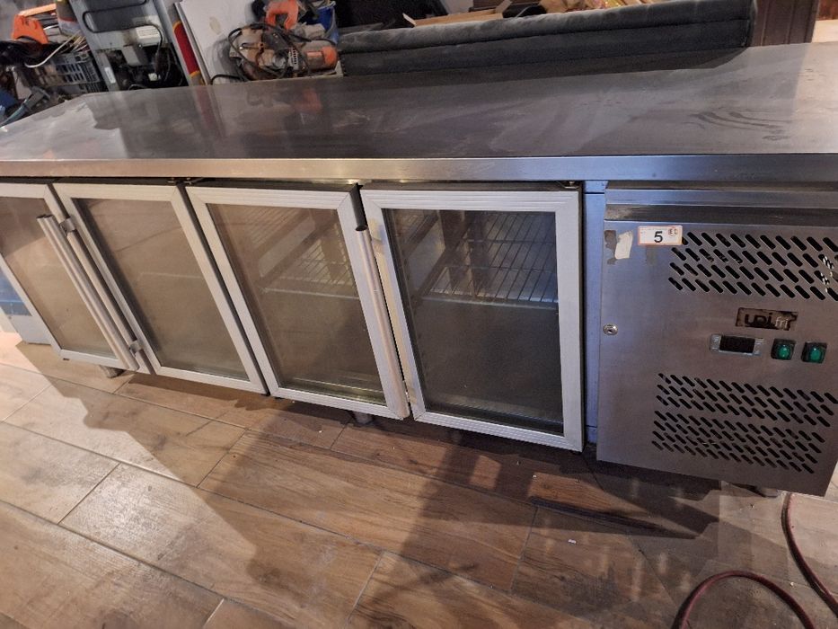 Frio com 4 portas de vidro para restauração