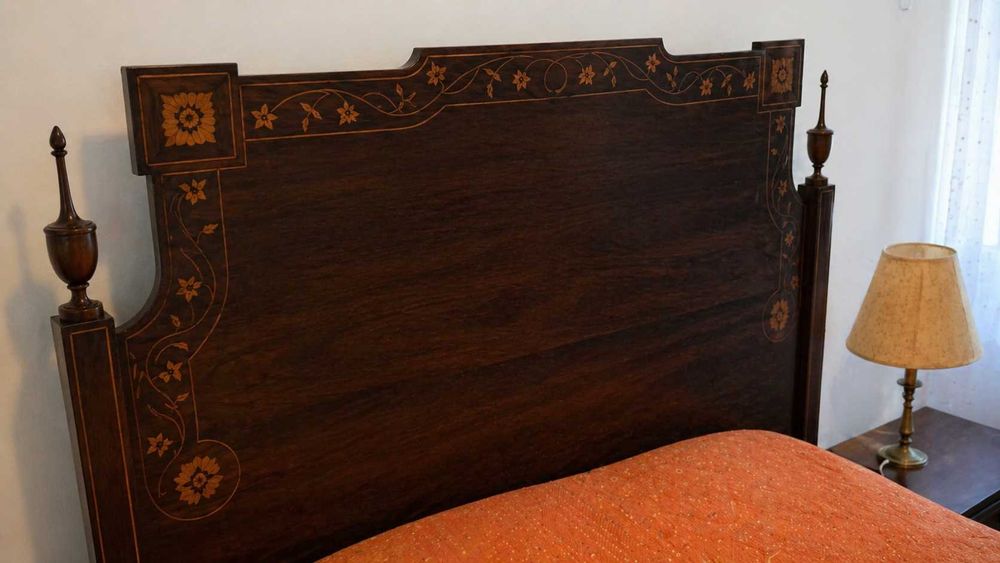 Quarto completo (cama + 2 mesas + cómoda) – madeira maciça
