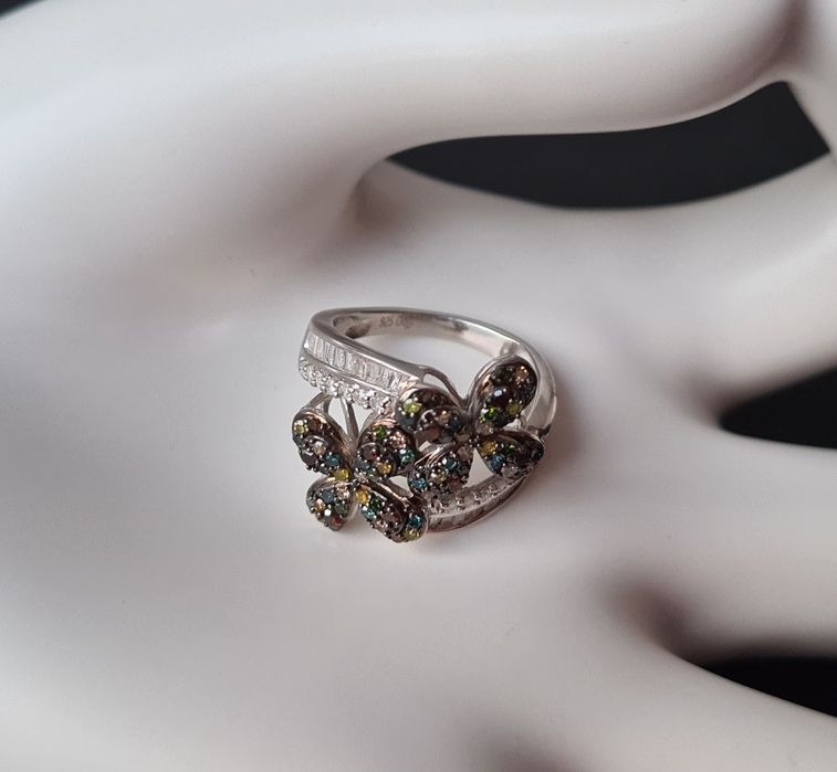 Pierścionek z diamentami, w srebrze rodowanym platyną