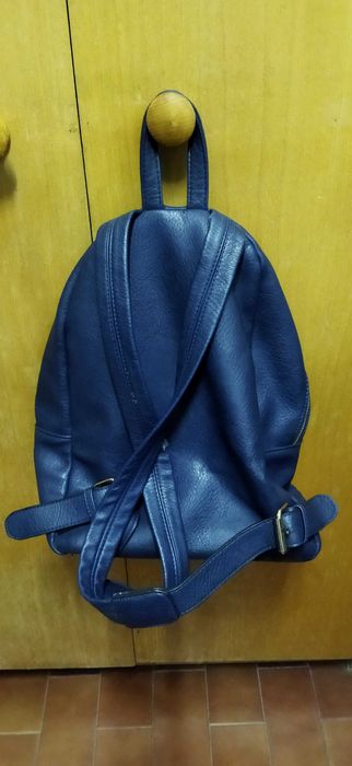 Mochila azul escura de senhora