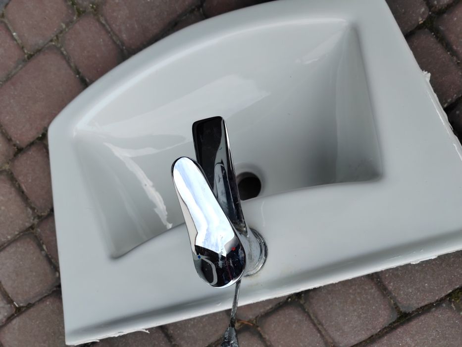 Umywalka z baterią łazienkowa