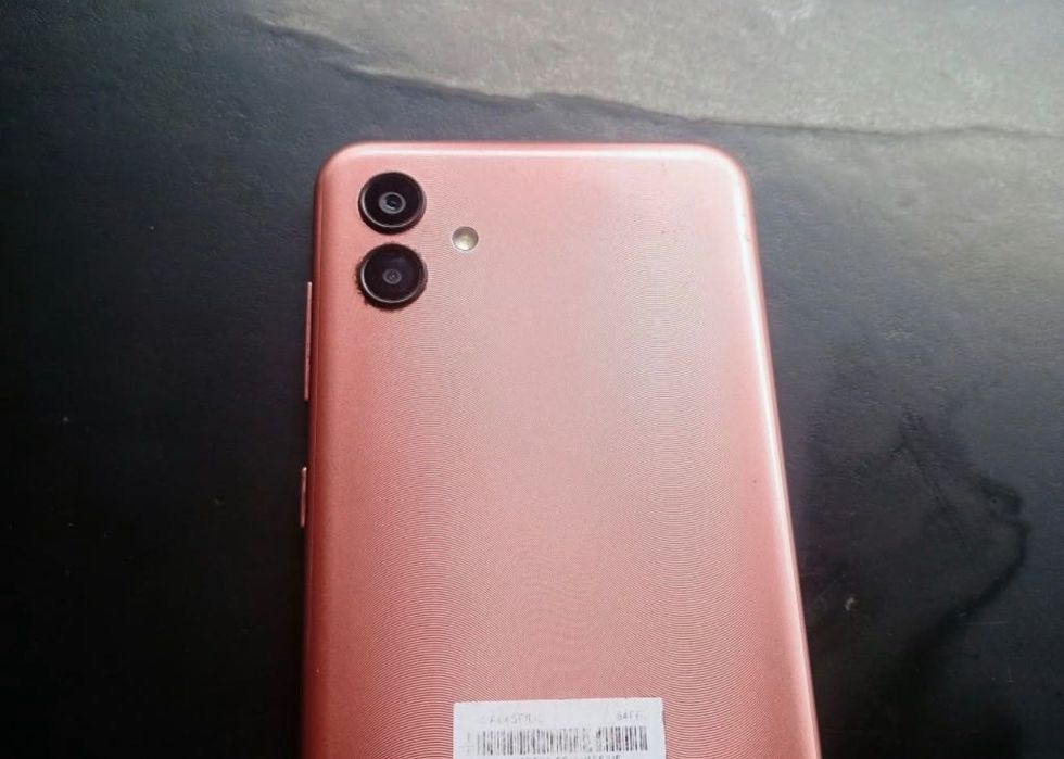 Продам мобільний телефон Samsung Galaxy A04