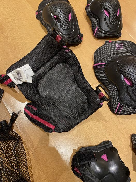 Conjunto de joelheiras em rosa e preto