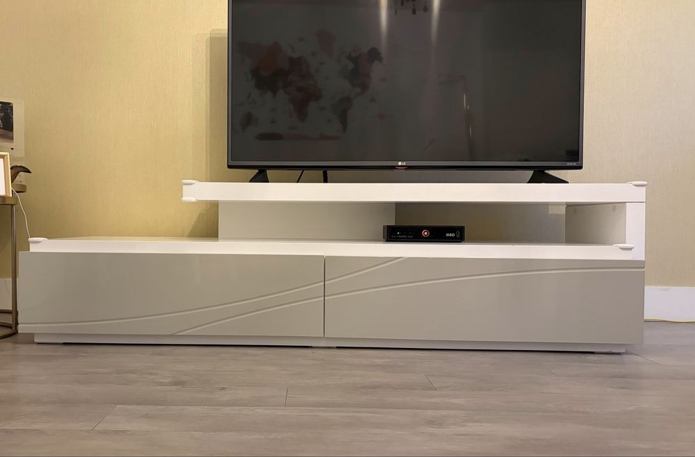 Vendo móvel de apoio a TV