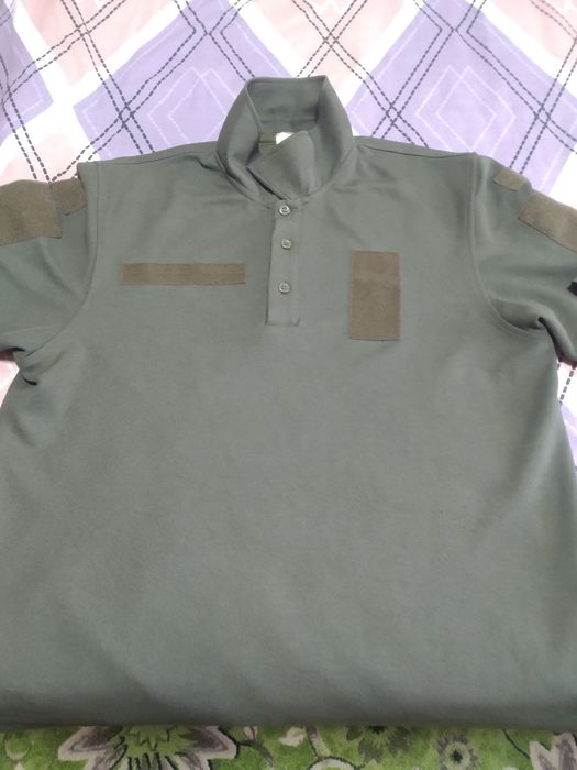 В отличном состоянии 2 футболки, и штаны с рубашкой по отличной цене