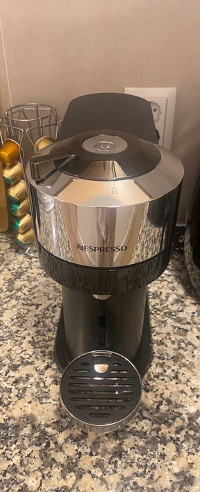 Maquina de café Nespresso Vertuo Next Chrome