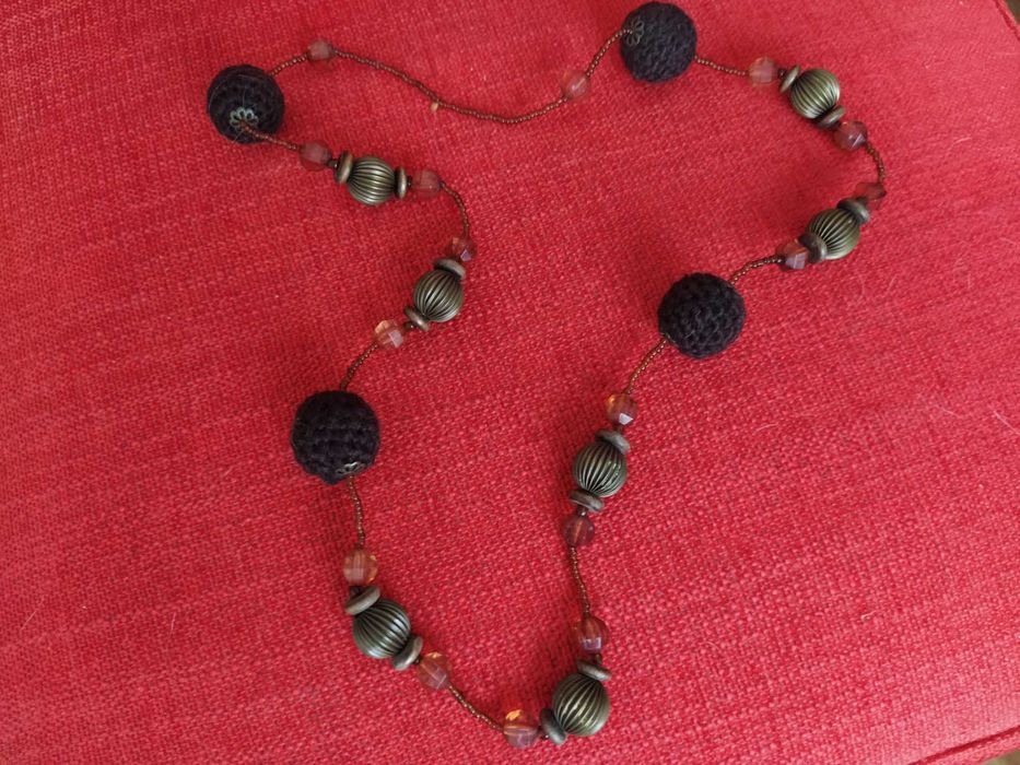 Colar lindíssimo e original com metal missangas e lã