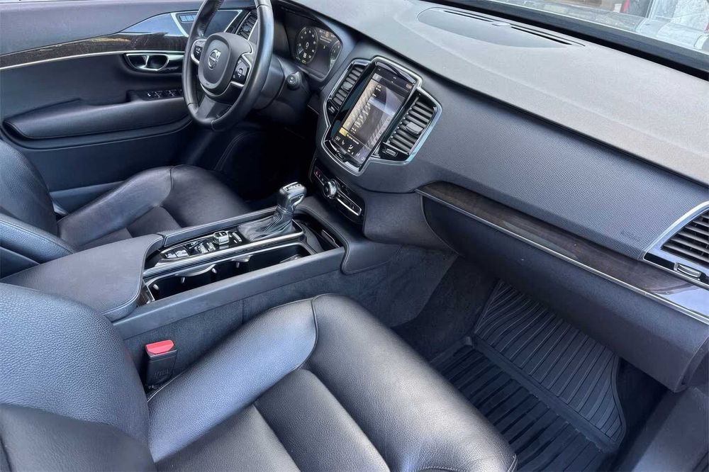 Volvo XC90 T6 Momentum      2017