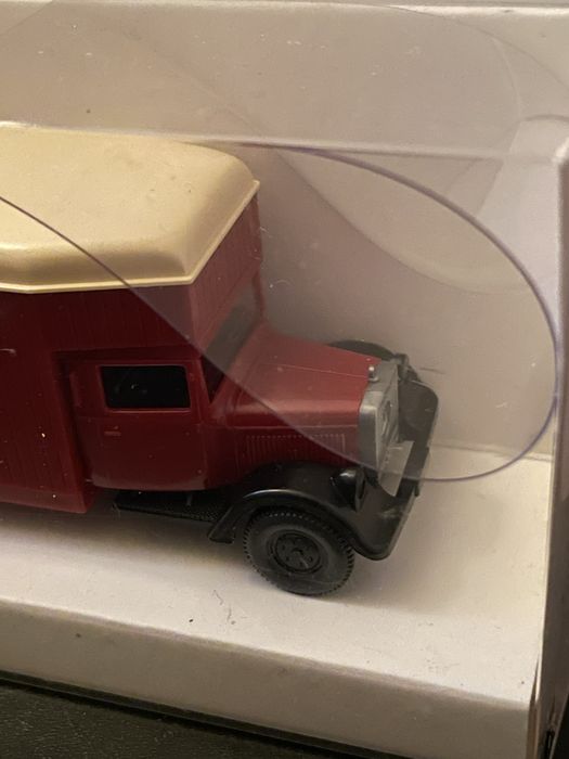 Camião miniatura mercedes