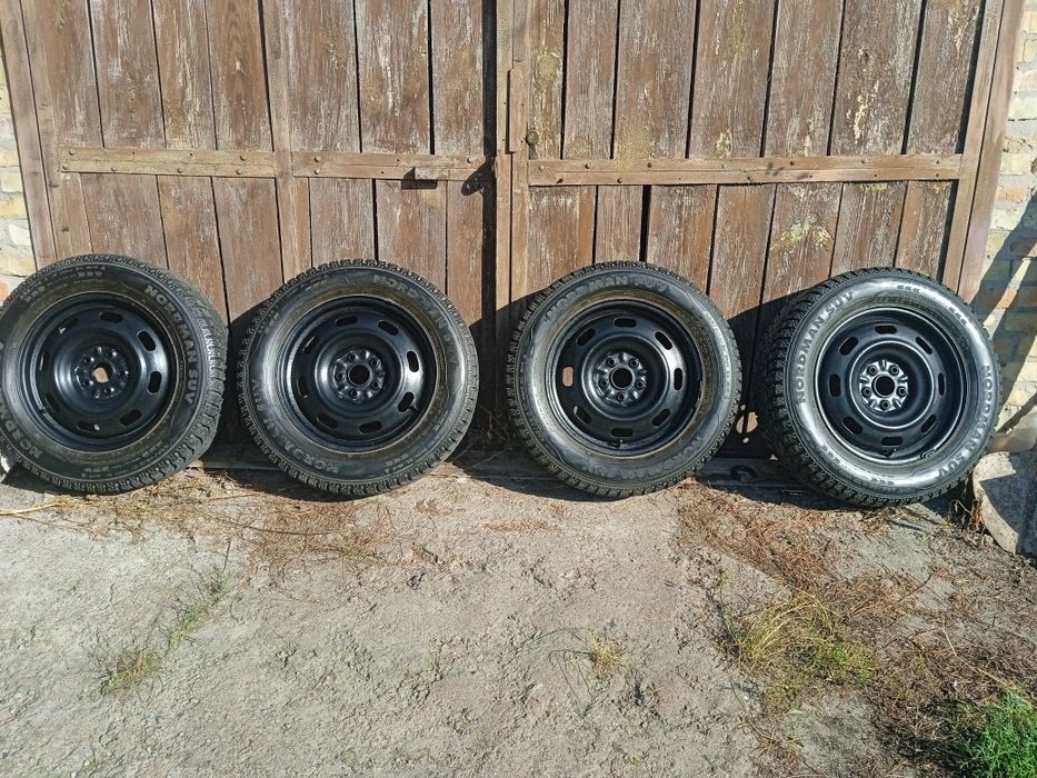 Продам шиповану зимову резину на дисках R17