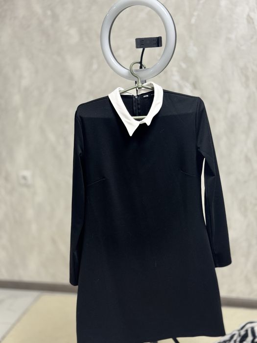 Стильна чорна сукня з білим комірцем