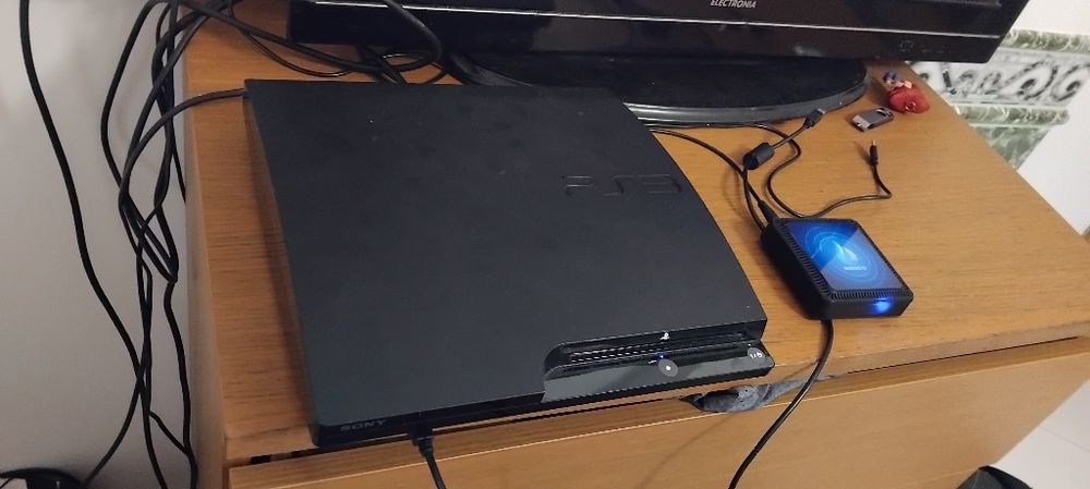 Ps3 320gb com 2 comandos