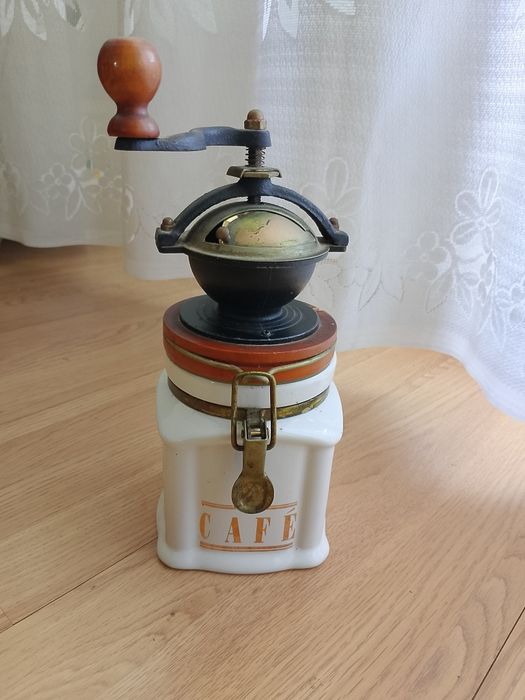 Młynek do kawy retro