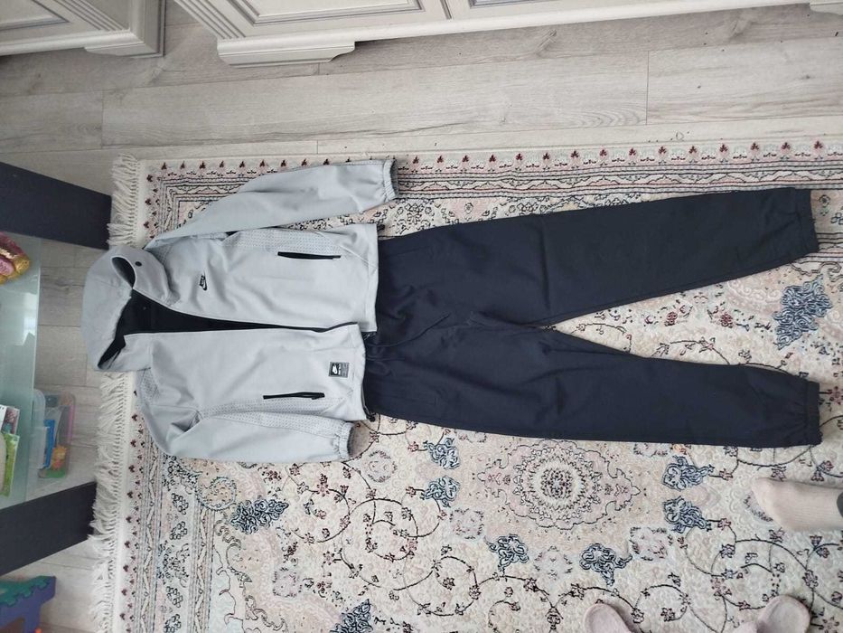 Костюм спортивний Nike. Та дві кофти.