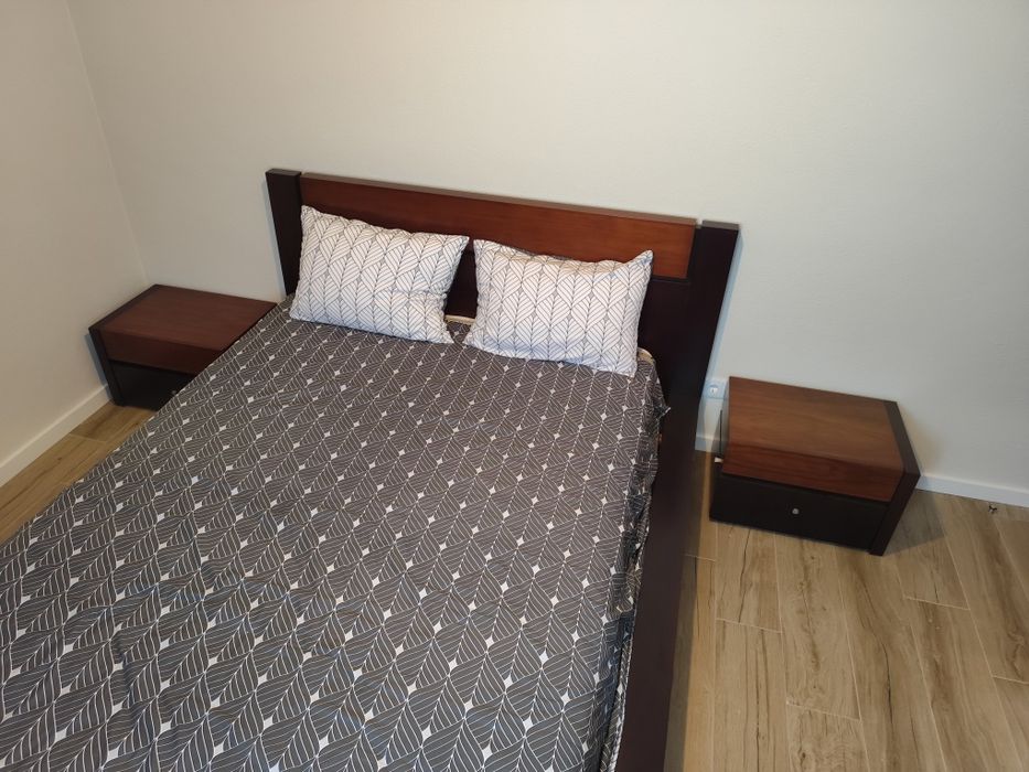 Conjunto de Quarto Moderno (Cama de Casal + 2 Mesas de Cabeceira) - Madeira Bi-tom