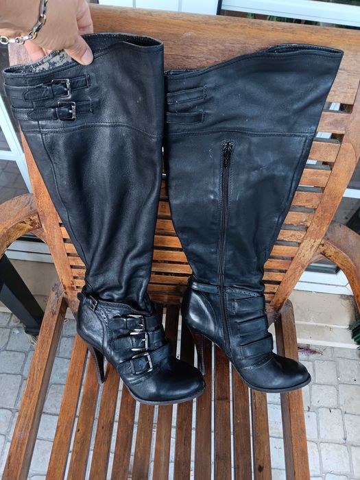 Botas de salto e cano alto em pele da Aldo