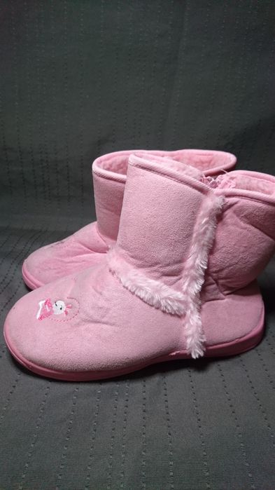 Różowe buty typu emu, R 35