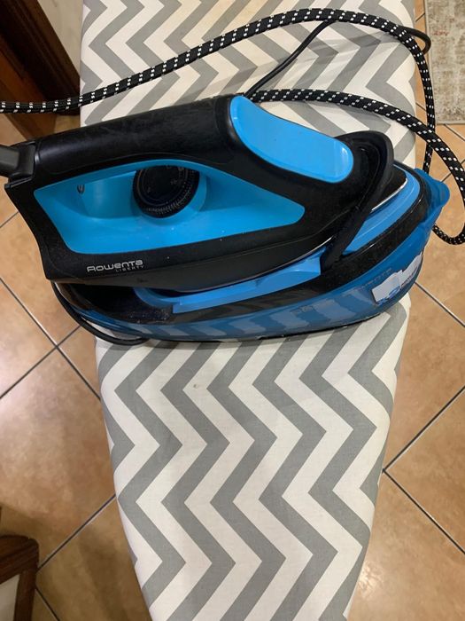 Ferro com caldeira e tábua de engomar.