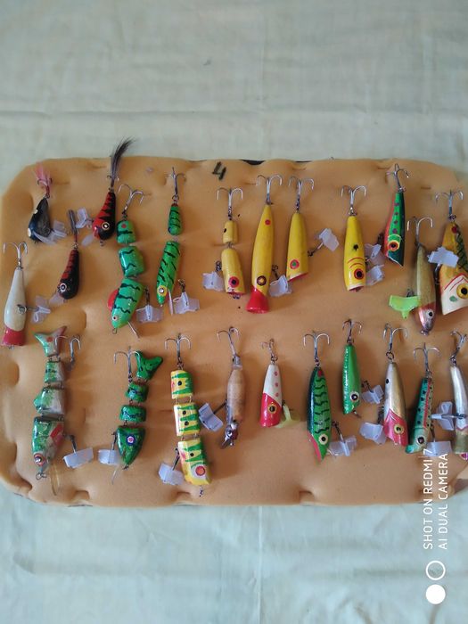 Коллекция деревянных рыбок, воблеров, блесен, мухоблесн.