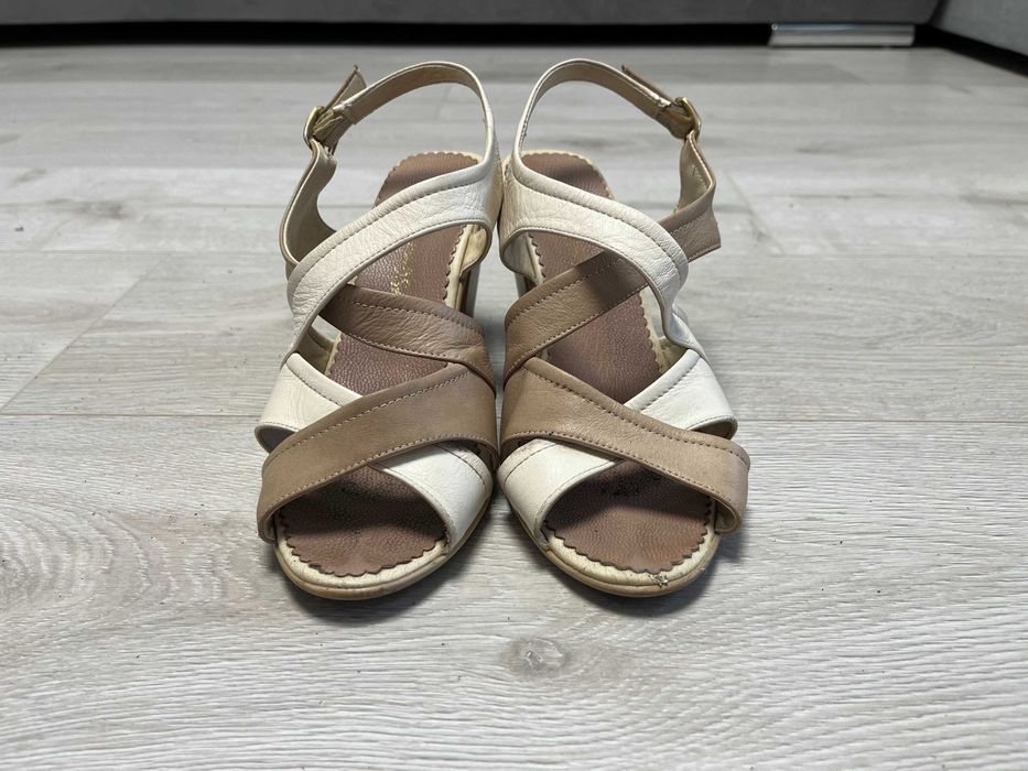 Босоніжки на невеликих підборах