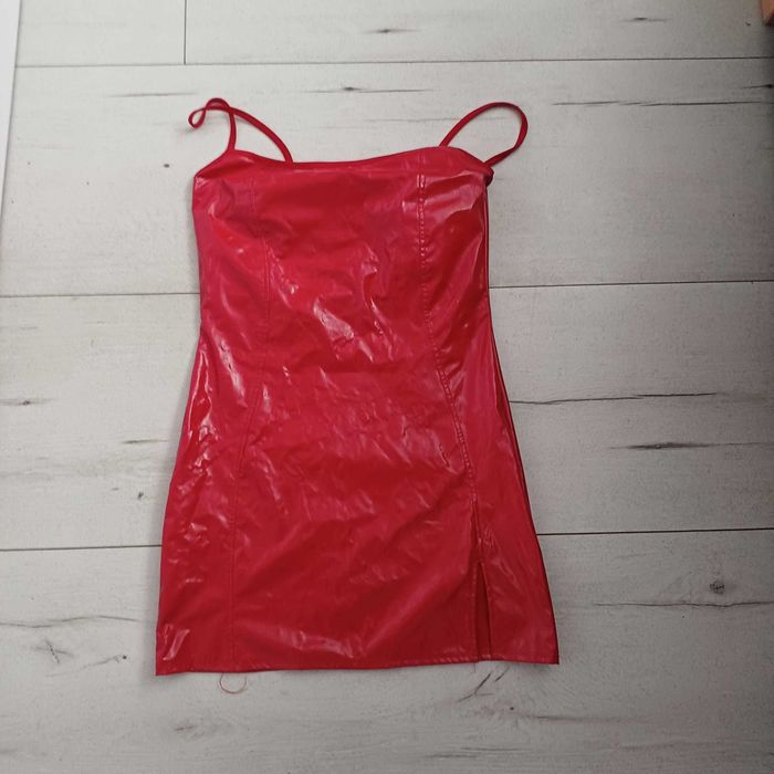 Czerwona lateksowa sukienka mini
