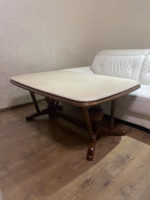 Стіл журнальний з мармуром