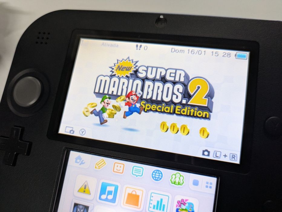 Nintendo 2DS (Super Mario Bros.2)
Super Mario Bros.2) pré instalado
Ca