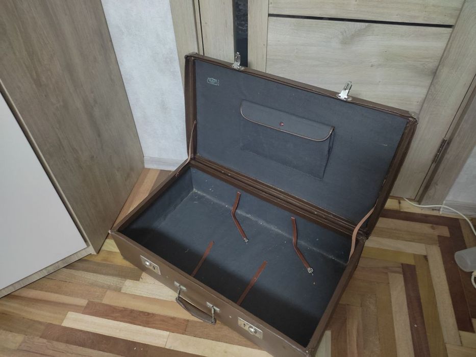 Великий коричневий чемодан