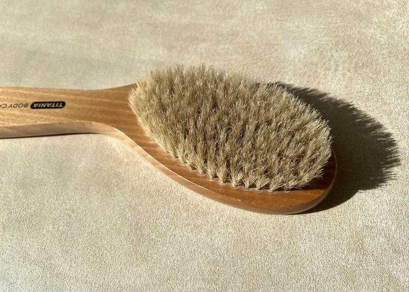 Дерев'яна щітка із натуральної щетини для сухого масажу 26 см titania